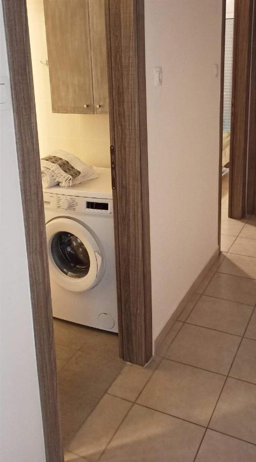 με θεα το λιμανι