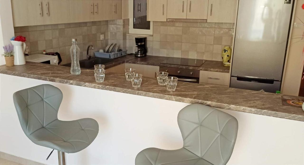 με θεα το λιμανι Apartment *